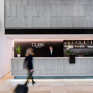 Otel Cube, Prag